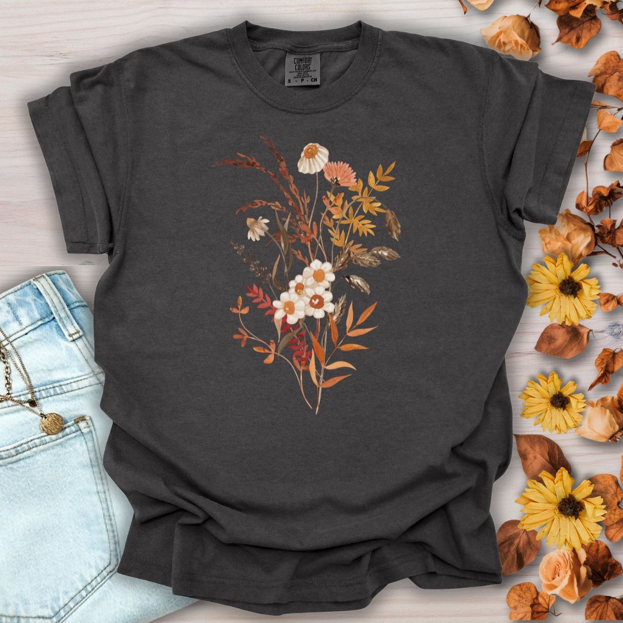 Pepper-colored, relaxed-fit cotton t-shirt with a warm, nature-inspired botanical bouquet print.