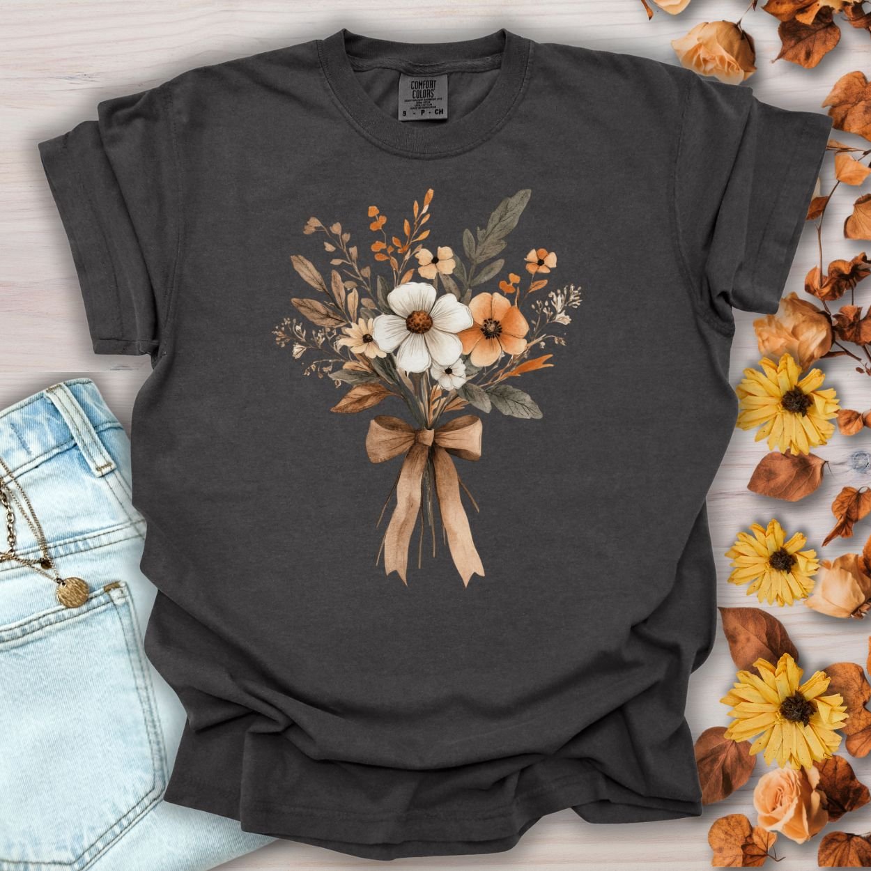 Pepper-colored, relaxed-fit cotton t-shirt with a watercolor autumn floral bouquet design.