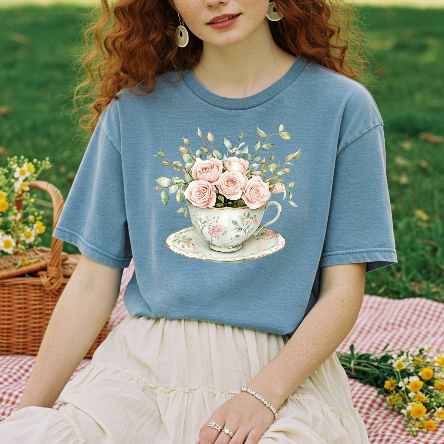 Vintage Rose Bouquet Teacup T-Shirt